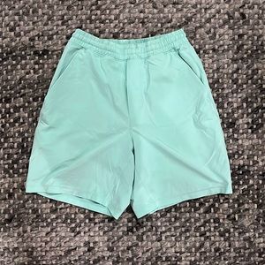 Men’s Medium Lululemon Lined Pacebreaker Shorts 7” inseam, Seagram green